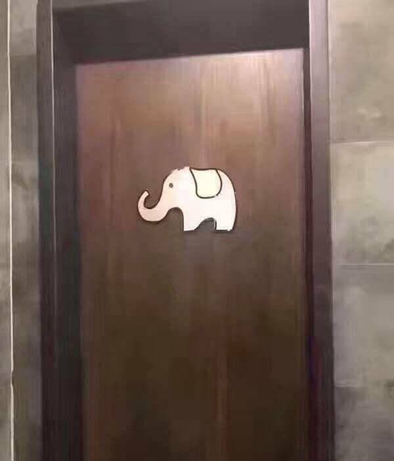 ป้ายส้วมติดรูปช้างยีราฟ