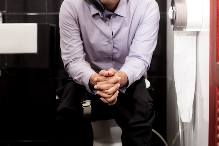 ซ่อนตัวในห้องน้ำ