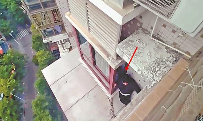 หวิดตกจากชั้น 18