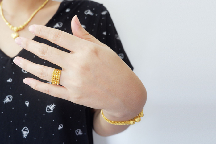 เพื่อนบ้านโชว์ทองอวดสามีซื้อให้