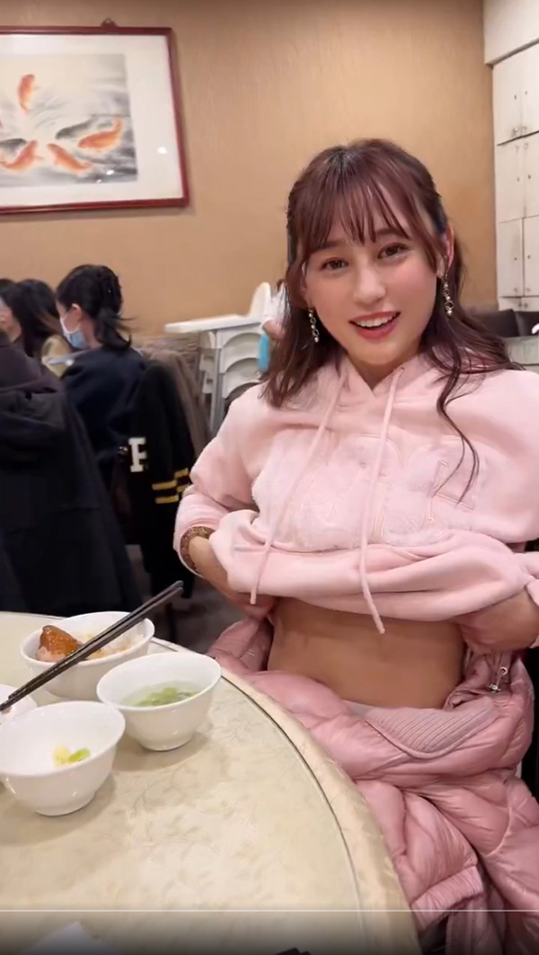 สาวแซ่บถกเสื้อโชว์ตอนกินข้าว