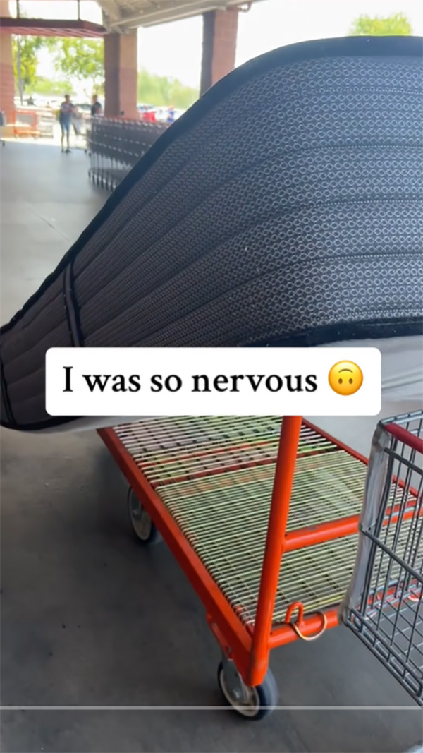 คู่รักขนที่นอนไปขอคืนเงิน 