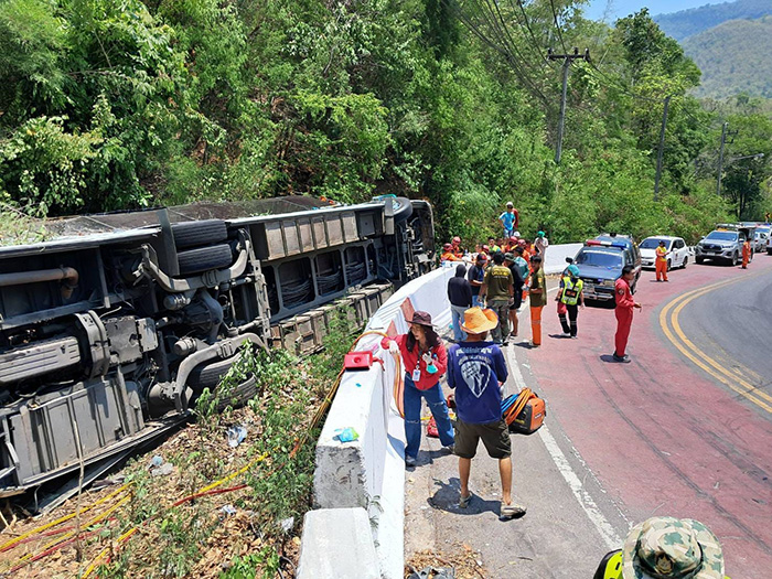 รถบัสคว่ำบริเวณเขาตับเต่า 