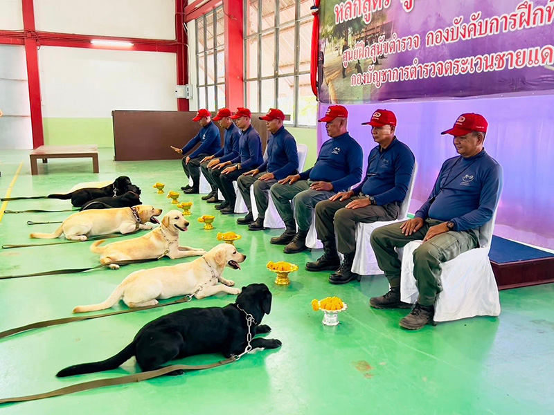 สุนัขตำรวจมอบพานไหว้ครูให้ครูฝึก