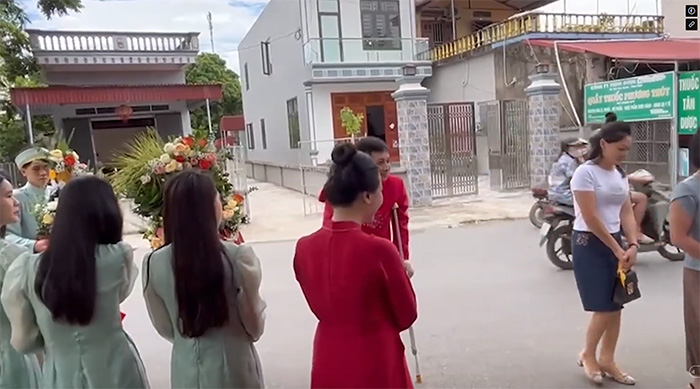 เจ้าบ่าวใช้ไม้ค้ำร่วมขันหมาก