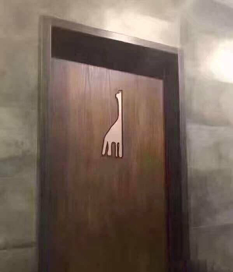 ป้ายส้วมติดรูปช้างยีราฟ