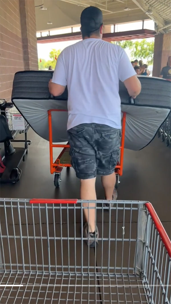 คู่รักขนที่นอนไปขอคืนเงิน 