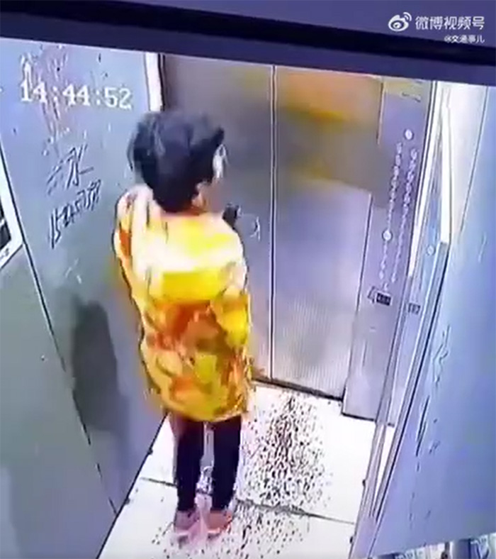 ป้าออกกำลังไม่ดูที่