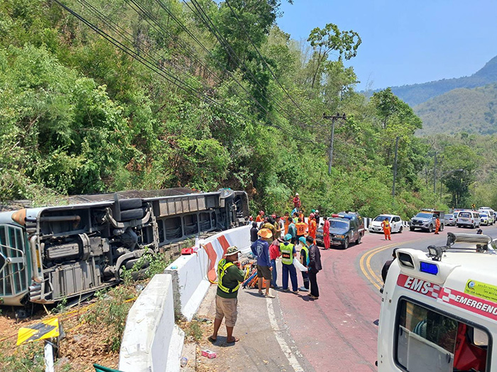 รถบัสคว่ำบริเวณเขาตับเต่า 