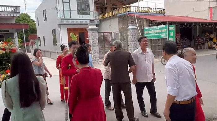 เจ้าบ่าวใช้ไม้ค้ำร่วมขันหมาก