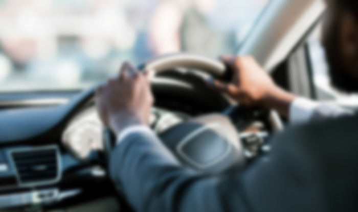 หนุ่มขับรถหรูชนข้างทางก่อนไฟลุก ประตูล็อกหนีไม่ได้