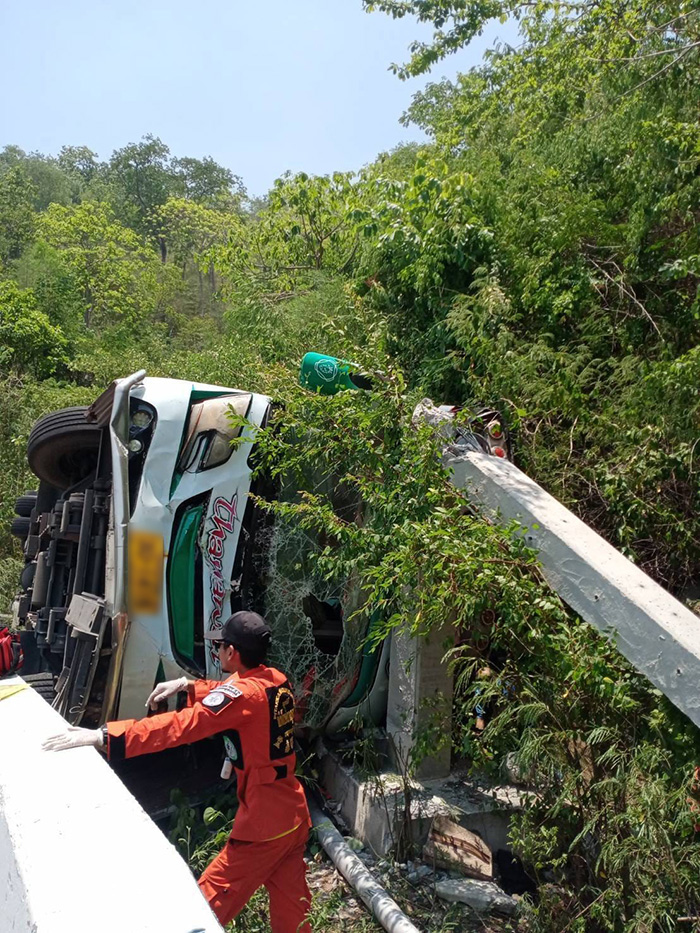 รถบัสคว่ำบริเวณเขาตับเต่า 