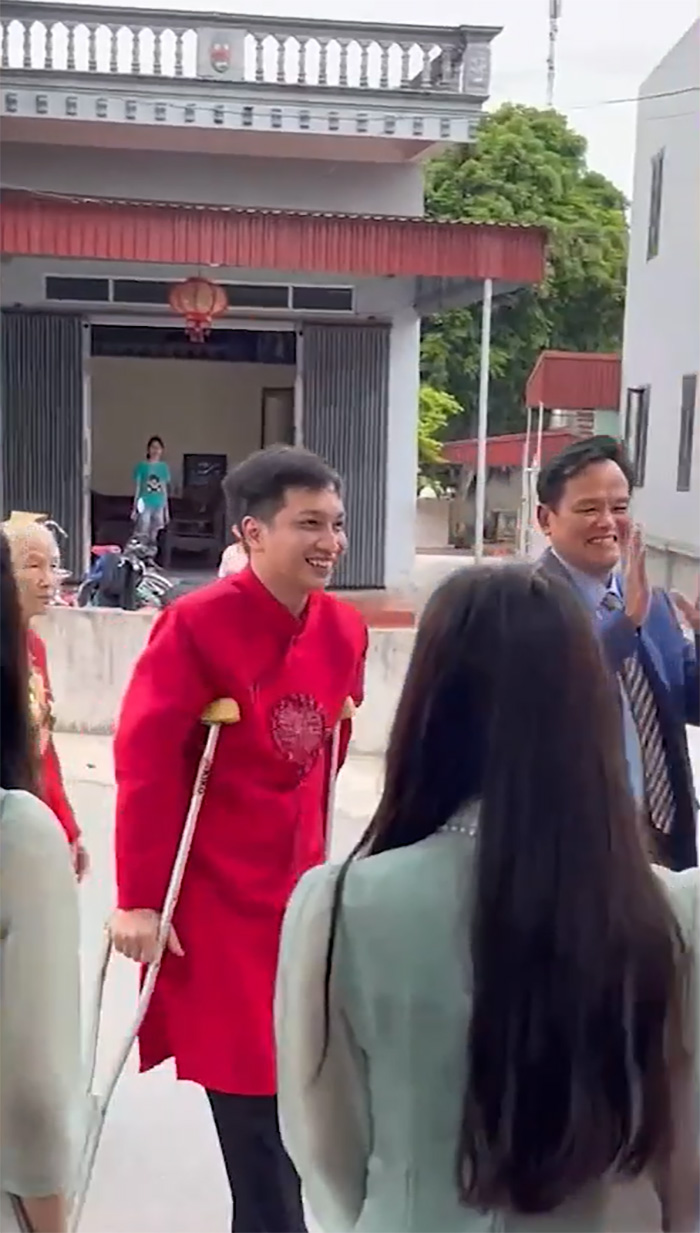 เจ้าบ่าวใช้ไม้ค้ำร่วมขันหมาก