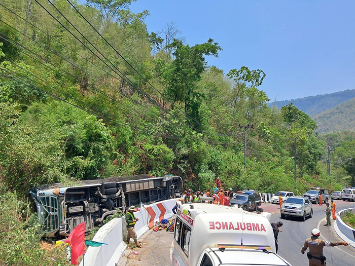 รถบัสคว่ำบริเวณเขาตับเต่า 