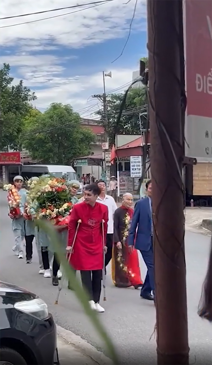 เจ้าบ่าวใช้ไม้ค้ำร่วมขันหมาก