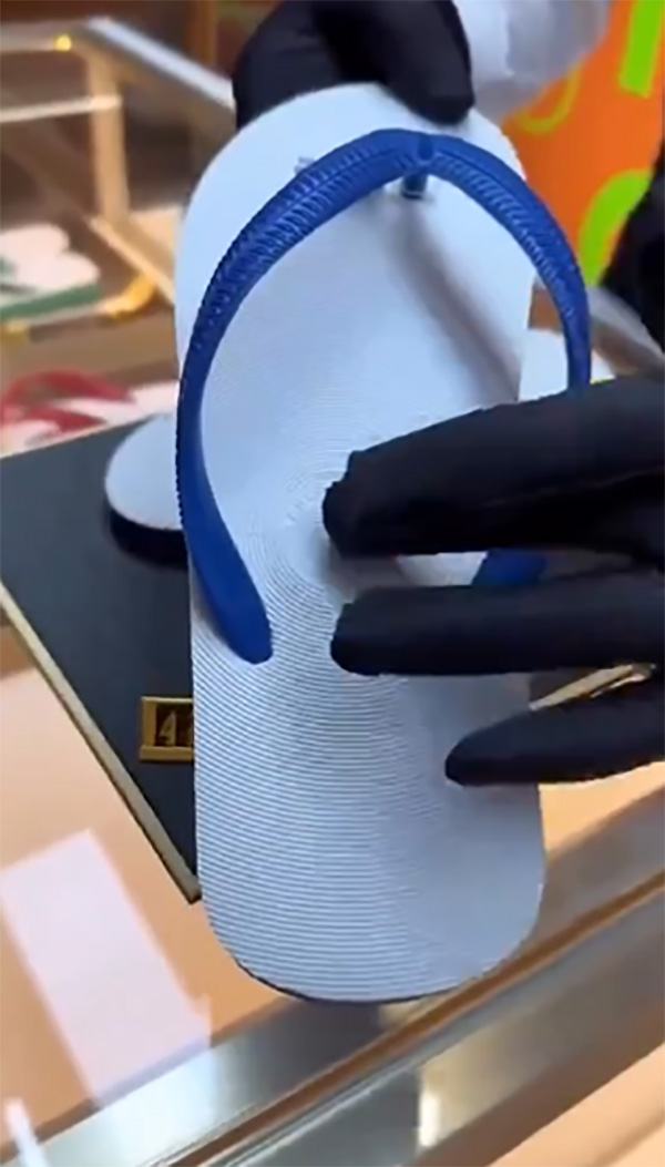 แตะหูหนีบ