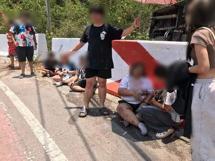 รถบัสคว่ำบริเวณเขาตับเต่า 