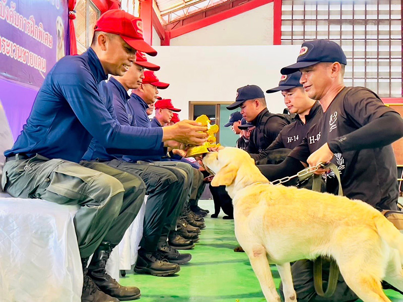 สุนัขตำรวจมอบพานไหว้ครูให้ครูฝึก