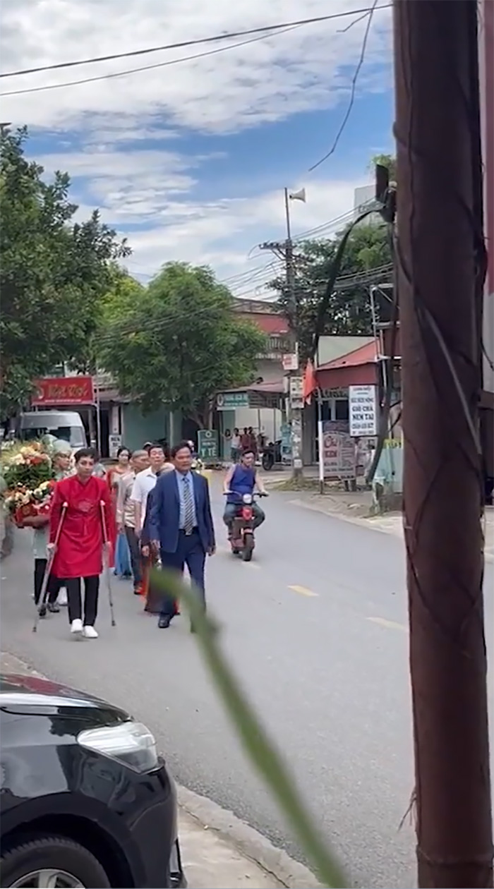 เจ้าบ่าวใช้ไม้ค้ำร่วมขันหมาก