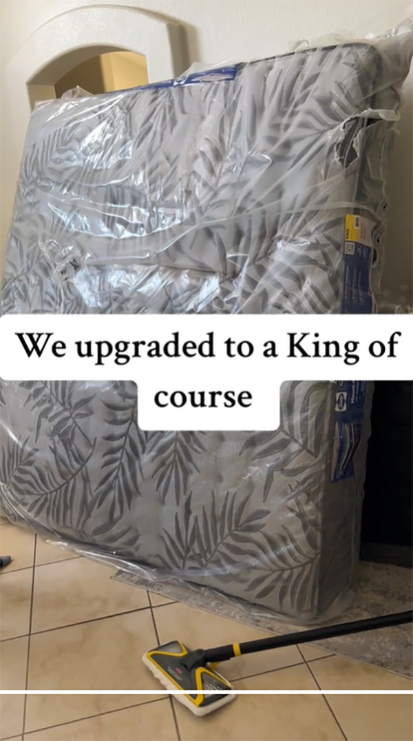 คู่รักขนที่นอนไปขอคืนเงิน 