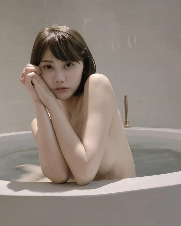 สาวหุ่นแซ่บ นั่งแช่อ่างอาบน้ำ