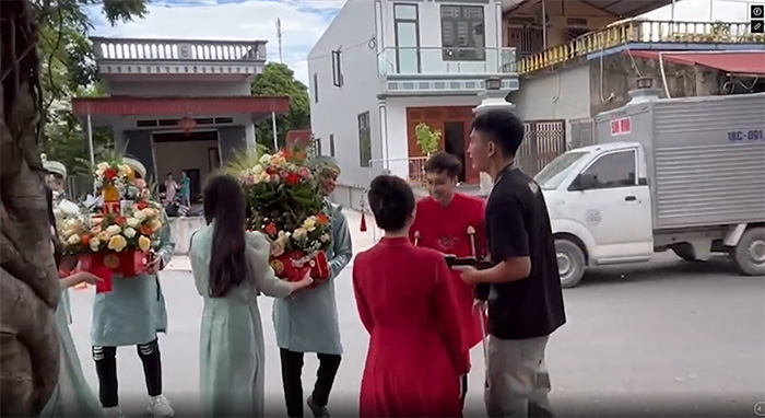 เจ้าบ่าวใช้ไม้ค้ำร่วมขันหมาก