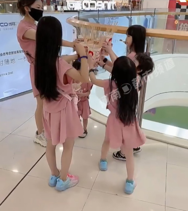 แม่ยังสาว มีลูก 5 คนรวด