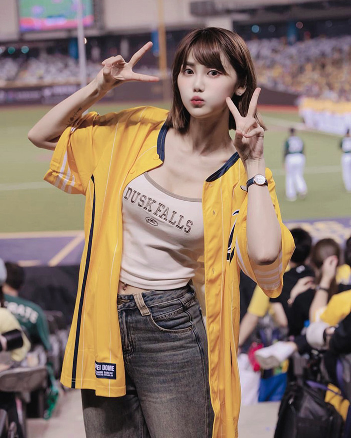 สาวหุ่นแซ่บ นั่งแช่อ่างอาบน้ำ