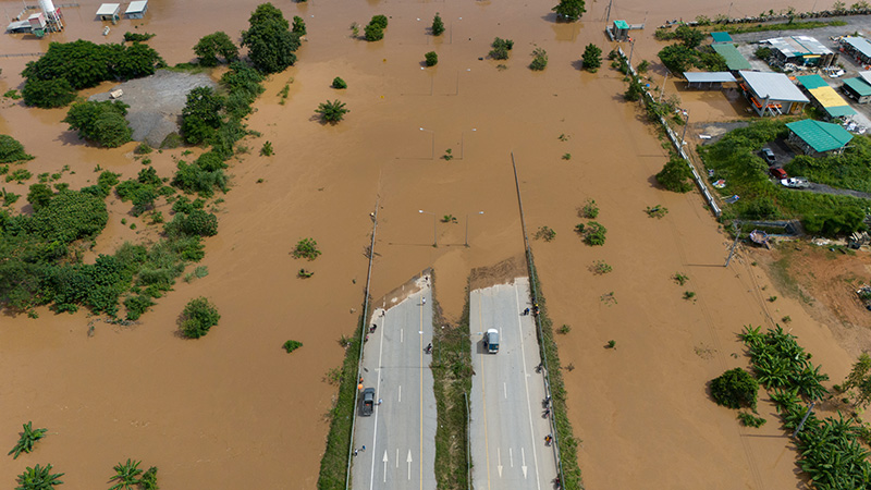 คดีแปลก ชายสร้างน้ำท่วมใหญ่ เพื่อให้เมียกลับบ้านช้า