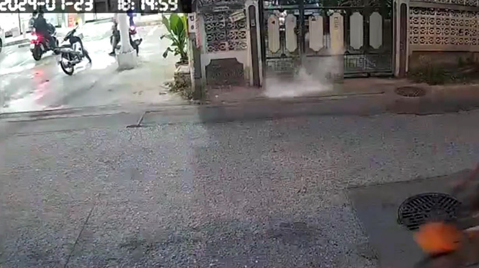 ป้าคลั่งรักจัด สาดน้ำใส่หญิงทุกคน