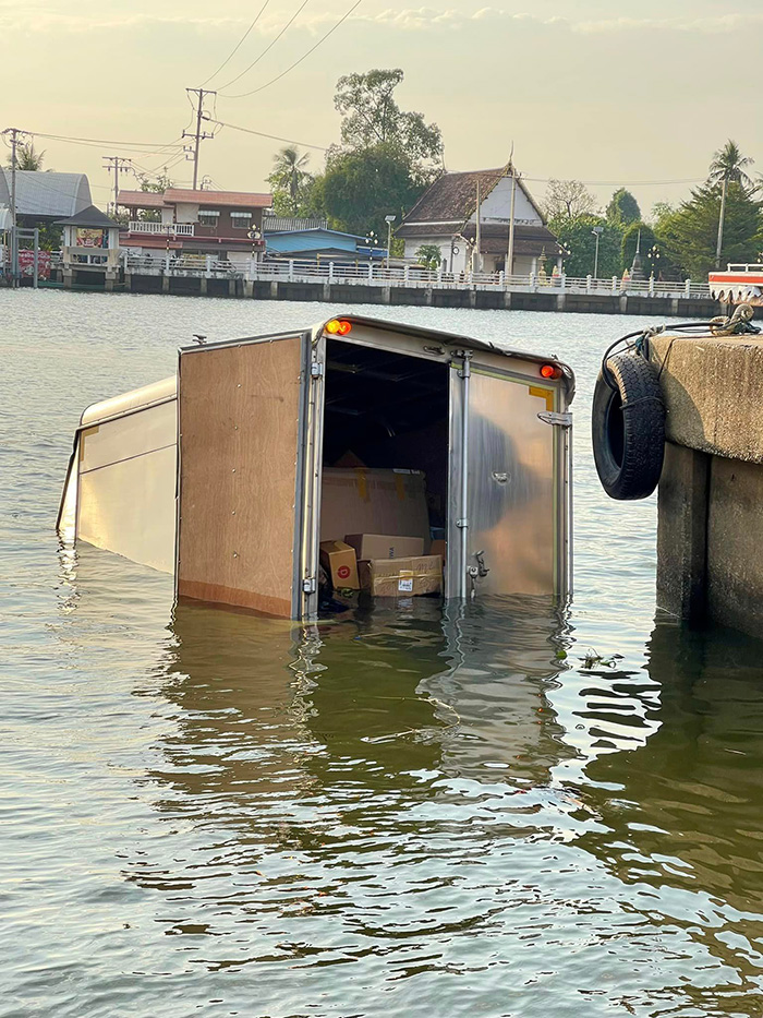 รถขนส่งบริษัทดังตกเจ้าพระยา