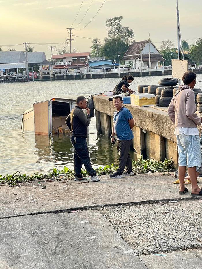 รถขนส่งบริษัทดังตกเจ้าพระยา