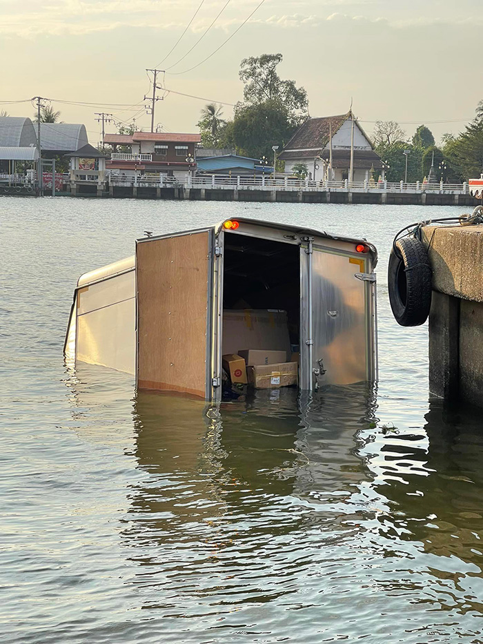 รถขนส่งบริษัทดังตกเจ้าพระยา