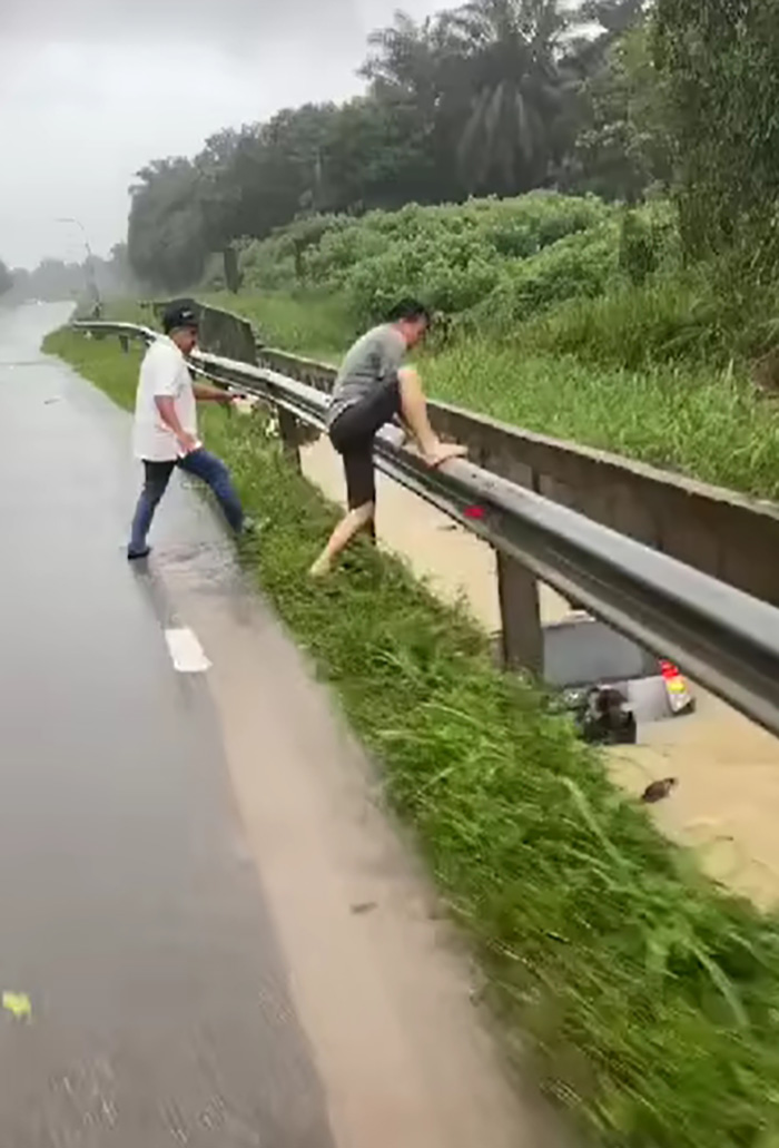 ชายกระโดดช่วยผู้หญิง