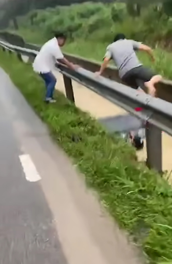 ชายกระโดดช่วยผู้หญิง