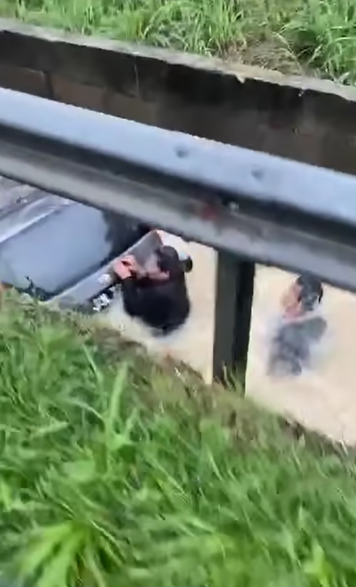 ชายกระโดดช่วยผู้หญิง