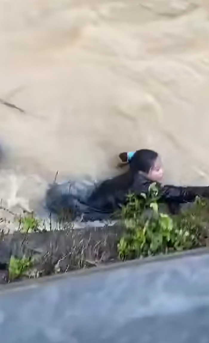 ชายกระโดดช่วยผู้หญิง