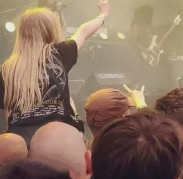 สาวใส่จีสตริงดูคอนเสิร์ต