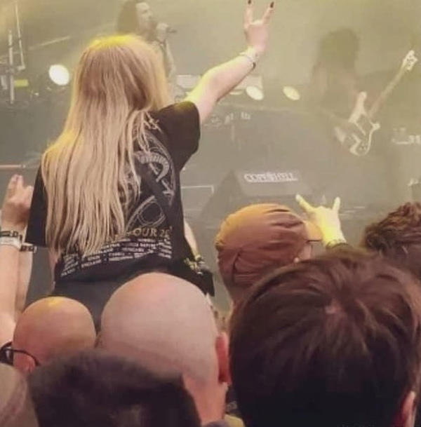 สาวใส่จีสตริงดูคอนเสิร์ต