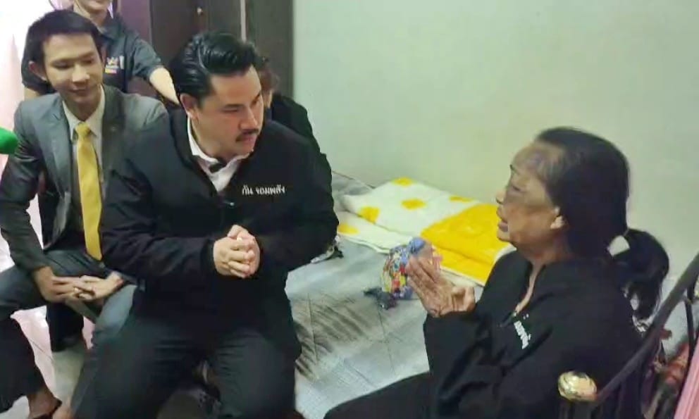 ลูกสาวสะอื้นกราบเท้าแม่ สำนึกผิดตบตีแม่น่วม