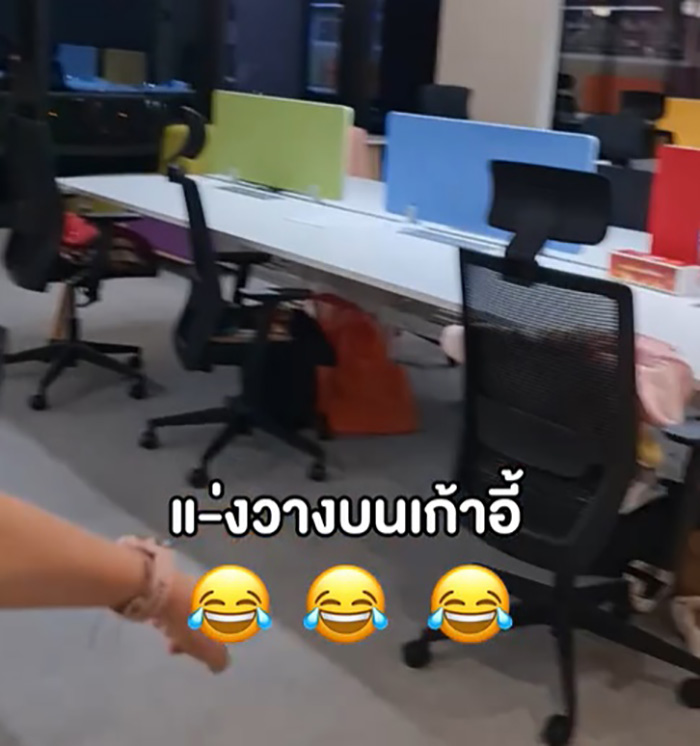 เมื่อบริษัทไม่ให้วางของไว้บนโต๊ะทำงาน