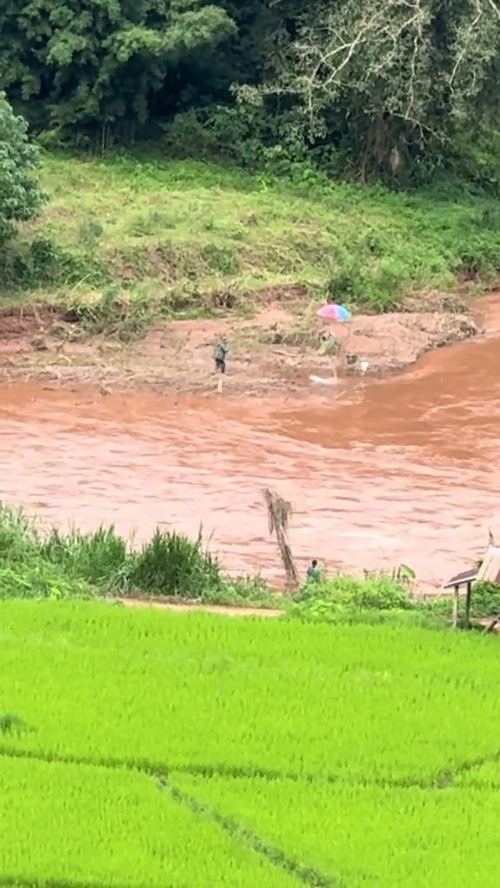 คลิปสุดพีค ถ่ายติดคนตกปลายักษ์ในแม่น้ำเชี่ยว 