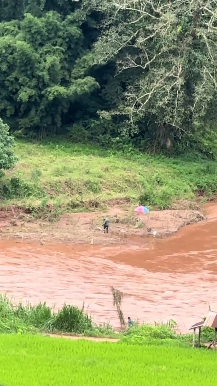 คลิปสุดพีค ถ่ายติดคนตกปลายักษ์ในแม่น้ำเชี่ยว 