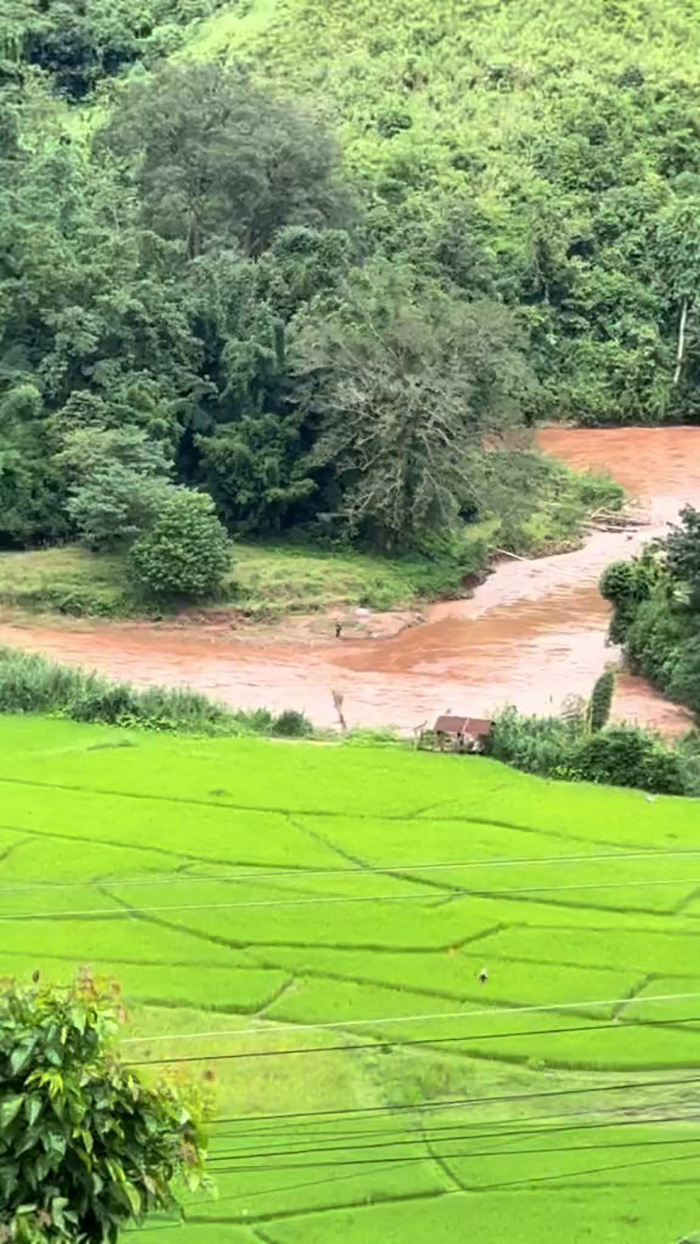 คลิปสุดพีค ถ่ายติดคนตกปลายักษ์ในแม่น้ำเชี่ยว 