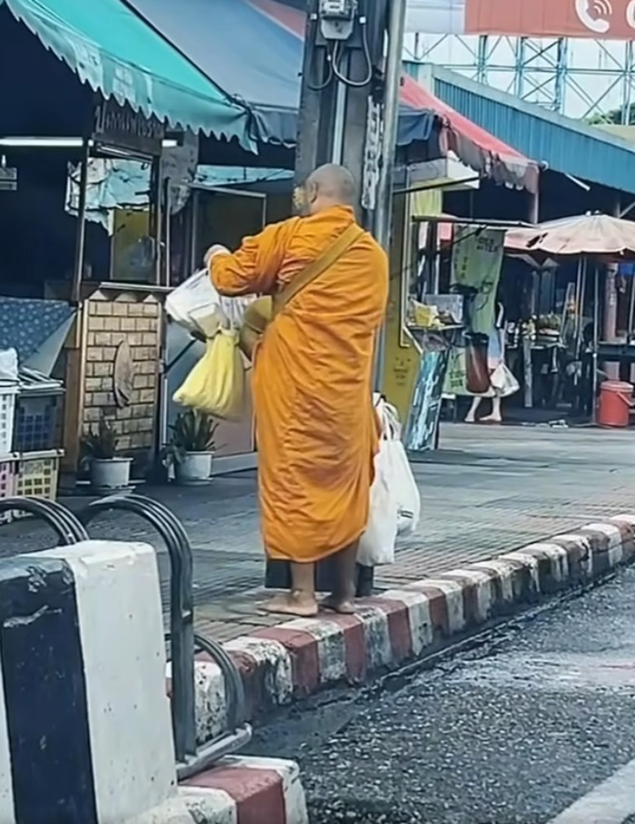 พระบิณฑบาตร ได้รับของแน่น