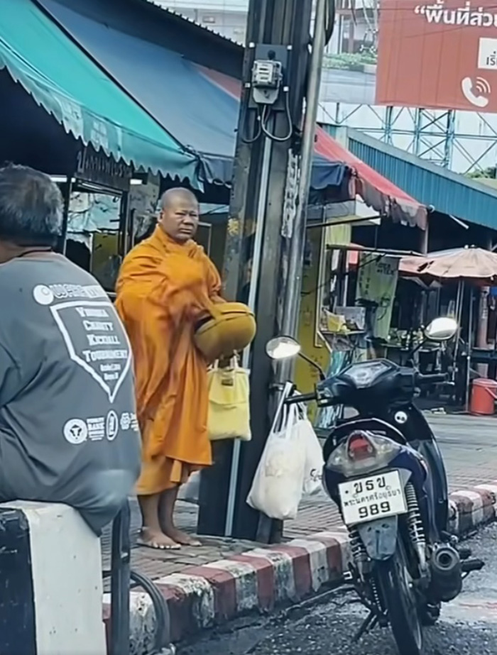 พระบิณฑบาตร ได้รับของแน่น