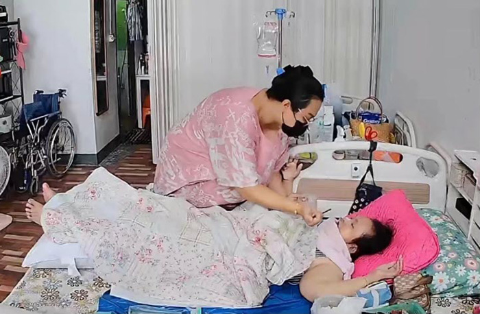 เน็ตไอดอลร้องไห้โฮก้มกราบเจ้าหน้าที่ 