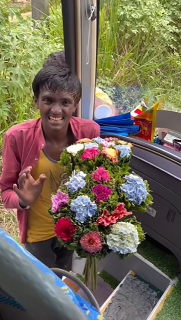 ไวรัลหนุ่มขายดอกไม้ในศรีลังกา