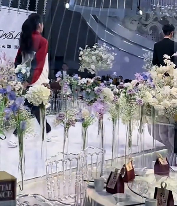 เจ้าสาวแอบเปลี่ยนชุดกลางงานแต่ง