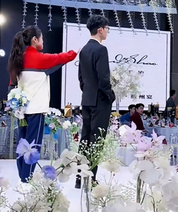 เจ้าสาวแอบเปลี่ยนชุดกลางงานแต่ง